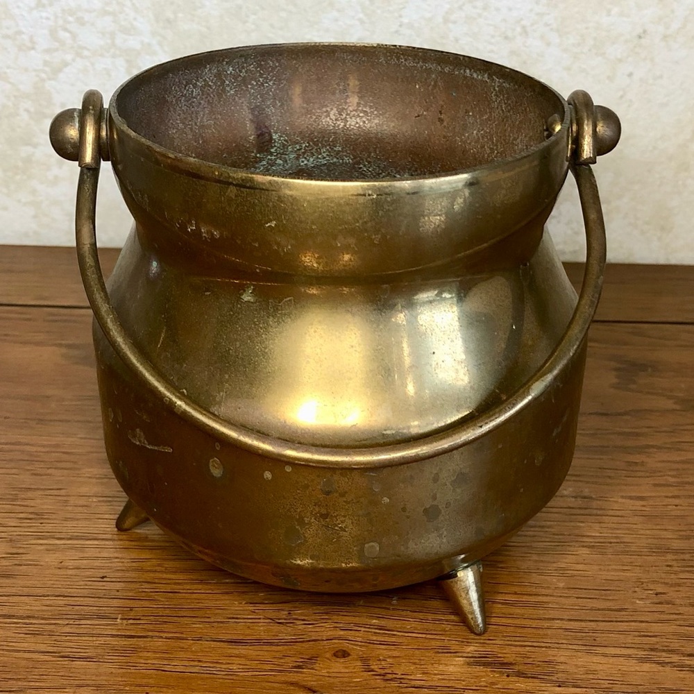 Vintage 3 footed brass cauldron planter pot with handle.